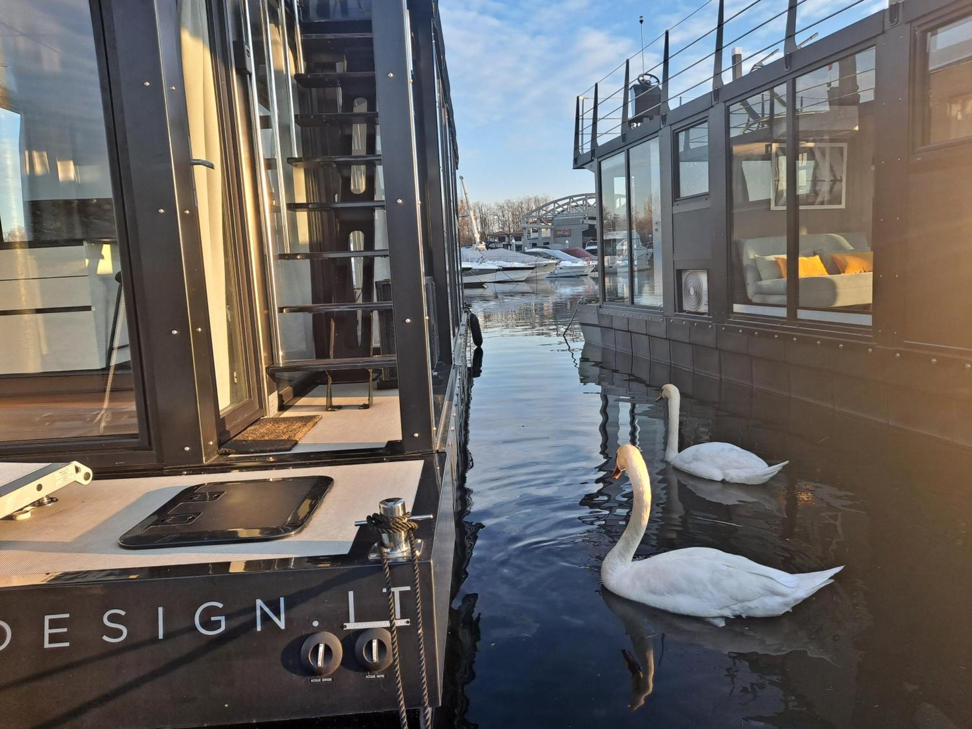 Floating Experience Black Pearl, Lago Maggiore Dormelletto Exterior photo