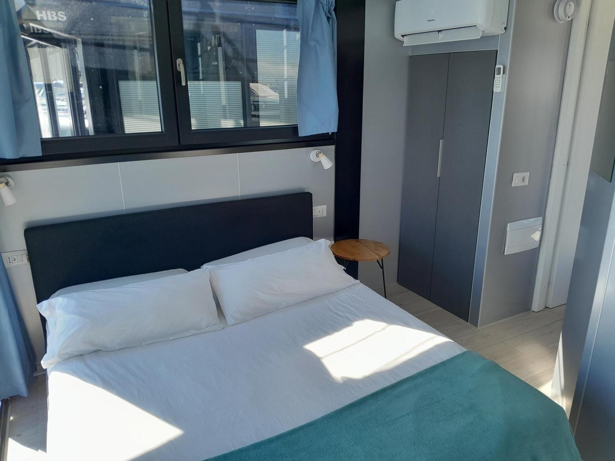 Floating Experience Black Pearl, Lago Maggiore Dormelletto Exterior photo