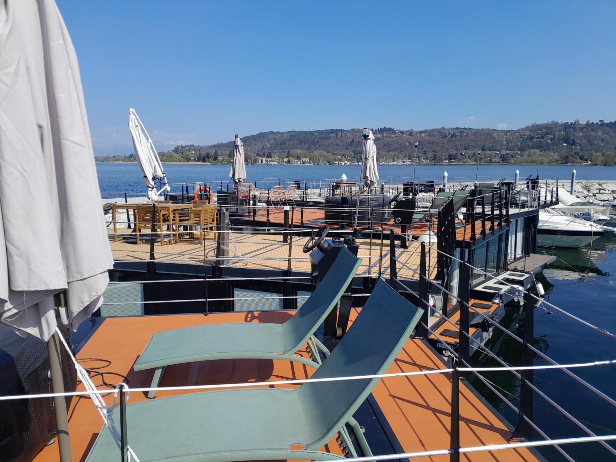 Floating Experience Black Pearl, Lago Maggiore Dormelletto Exterior photo