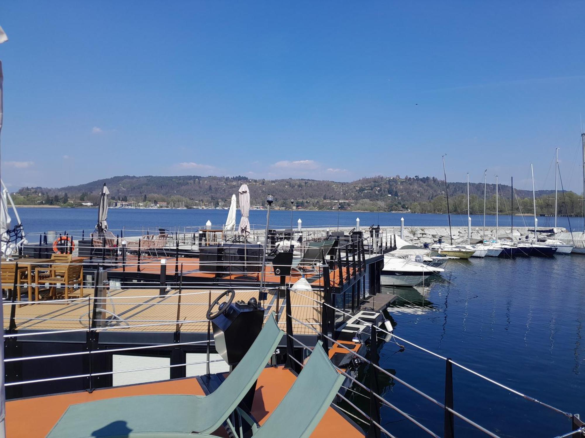 Floating Experience Black Pearl, Lago Maggiore Dormelletto Exterior photo