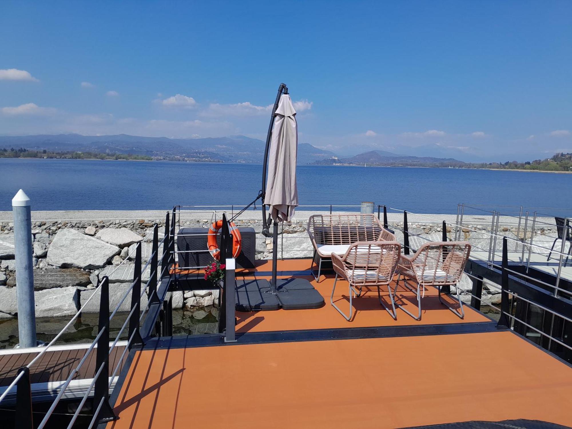 Floating Experience Black Pearl, Lago Maggiore Dormelletto Exterior photo