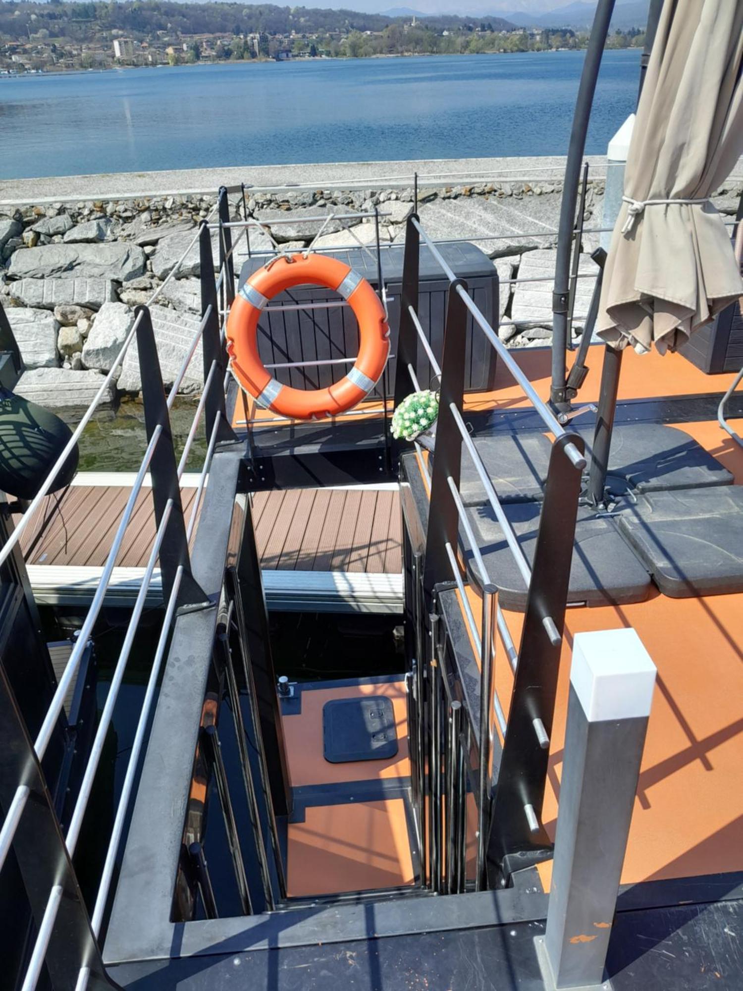 Floating Experience Black Pearl, Lago Maggiore Dormelletto Exterior photo