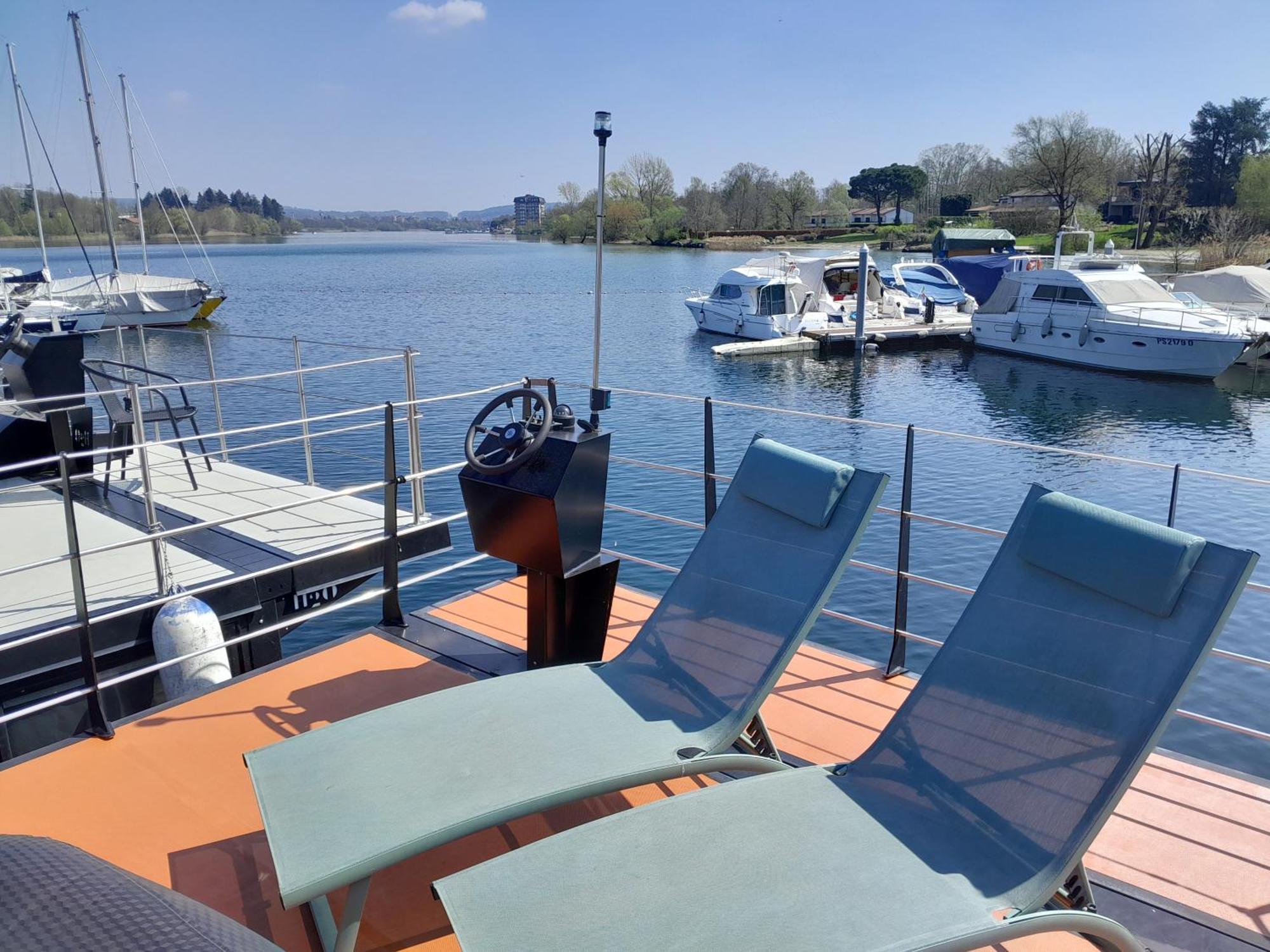 Floating Experience Black Pearl, Lago Maggiore Dormelletto Exterior photo