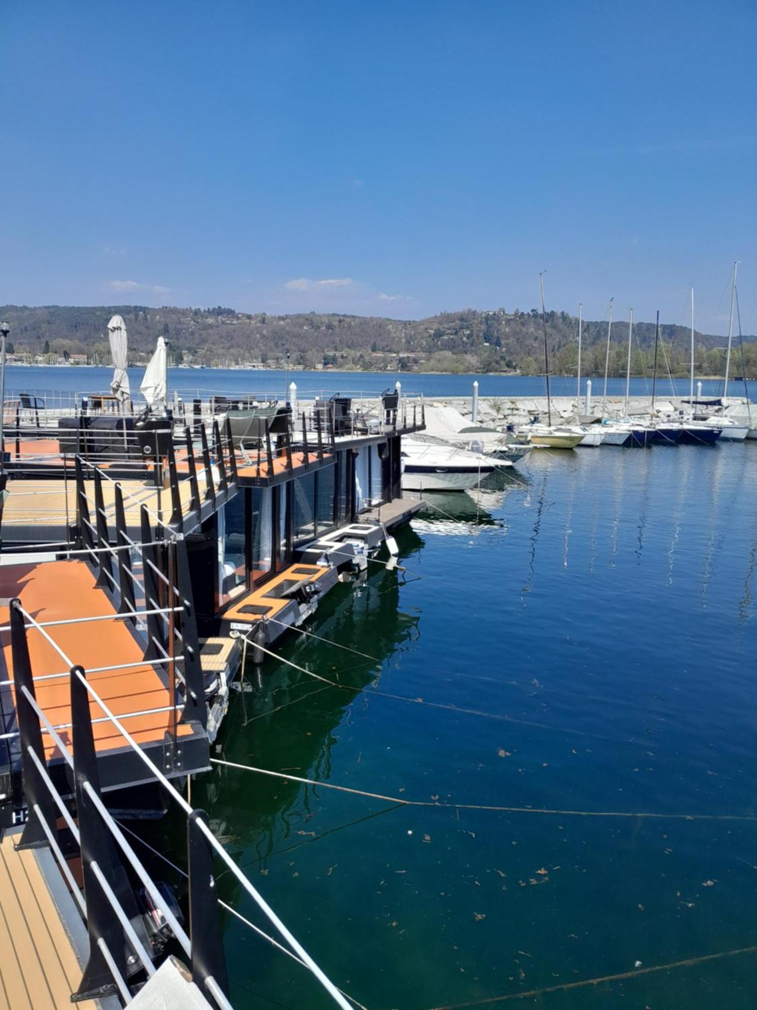 Floating Experience Black Pearl, Lago Maggiore Dormelletto Exterior photo