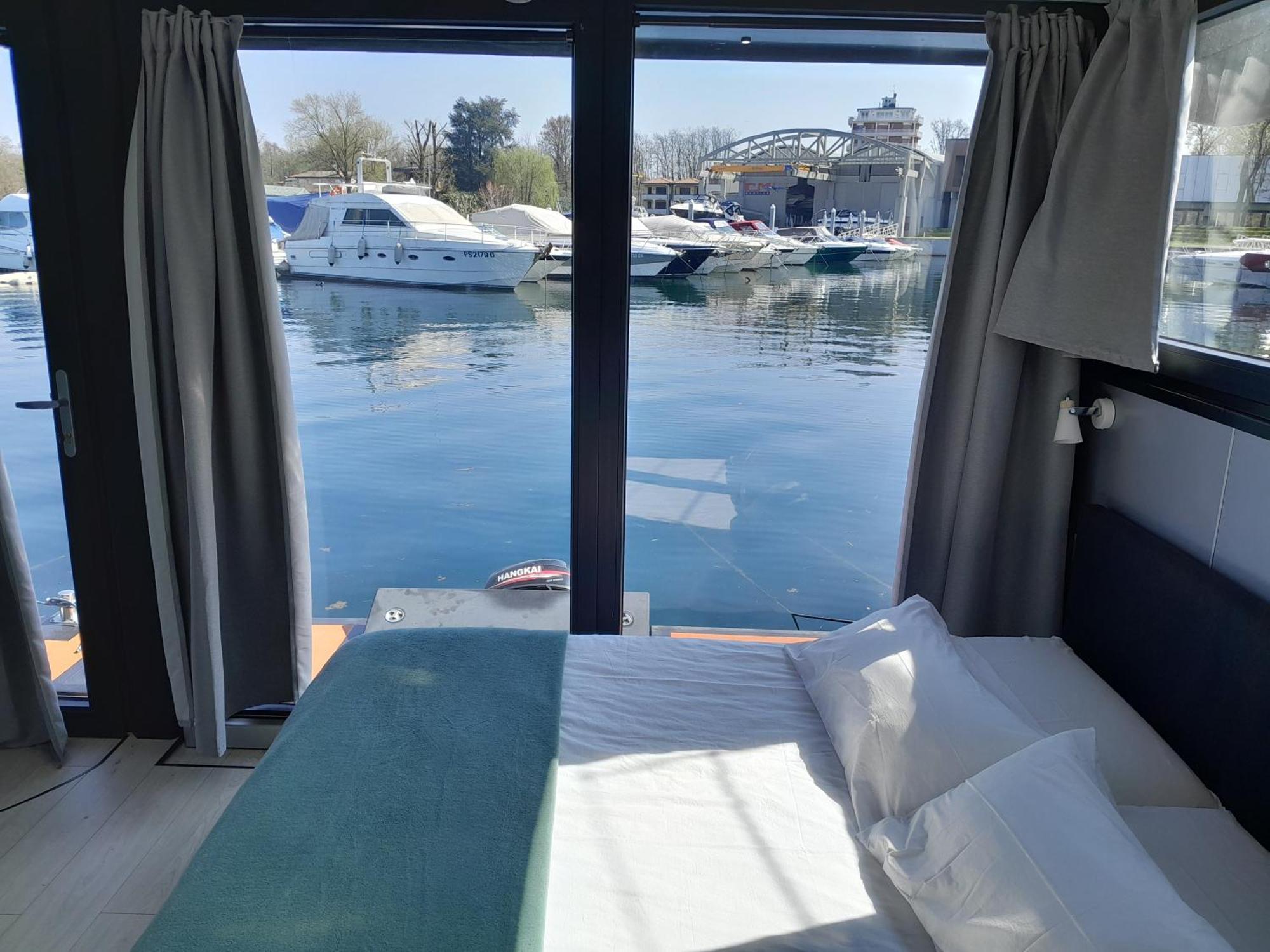 Floating Experience Black Pearl, Lago Maggiore Dormelletto Exterior photo