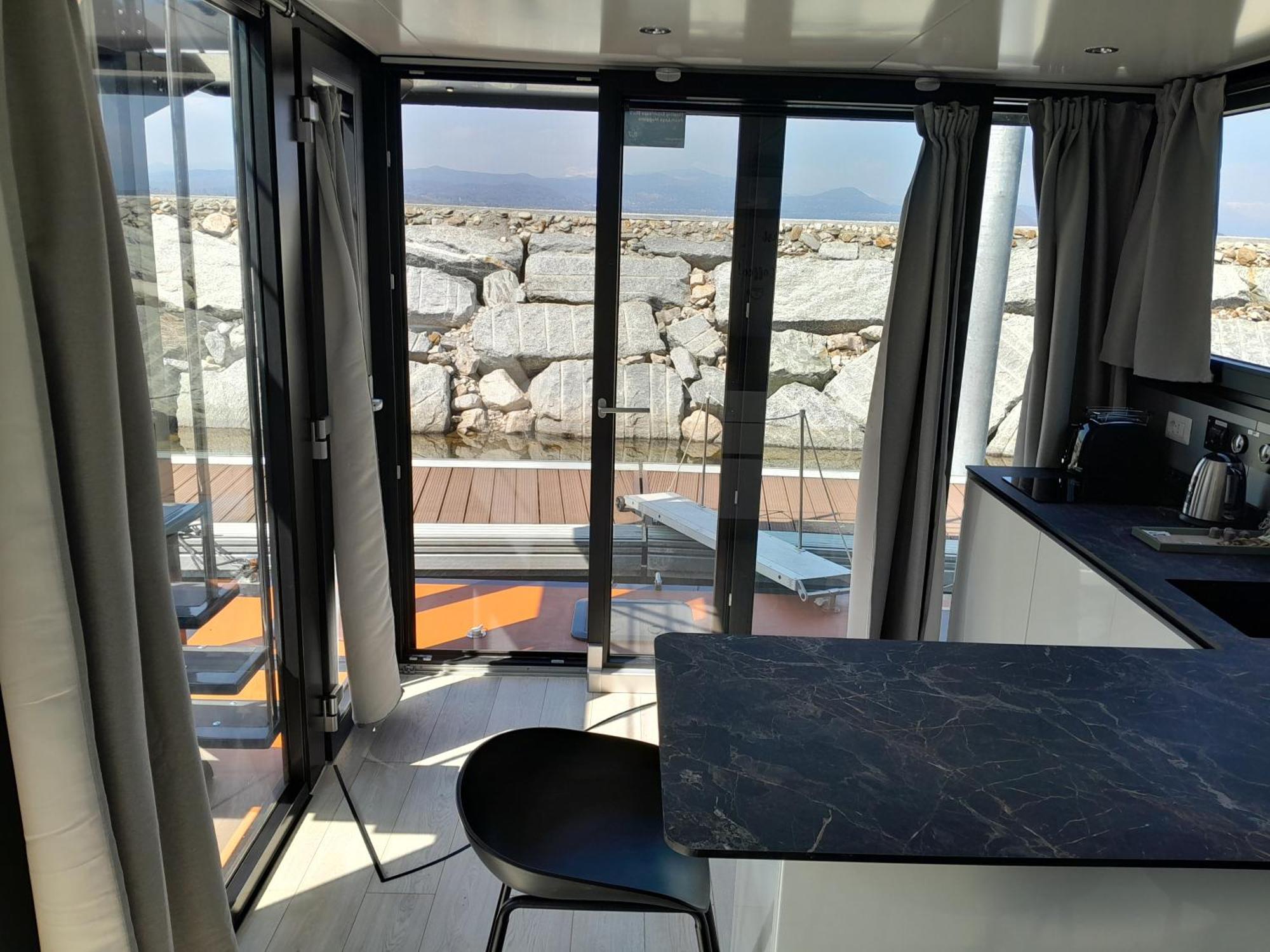 Floating Experience Black Pearl, Lago Maggiore Dormelletto Exterior photo
