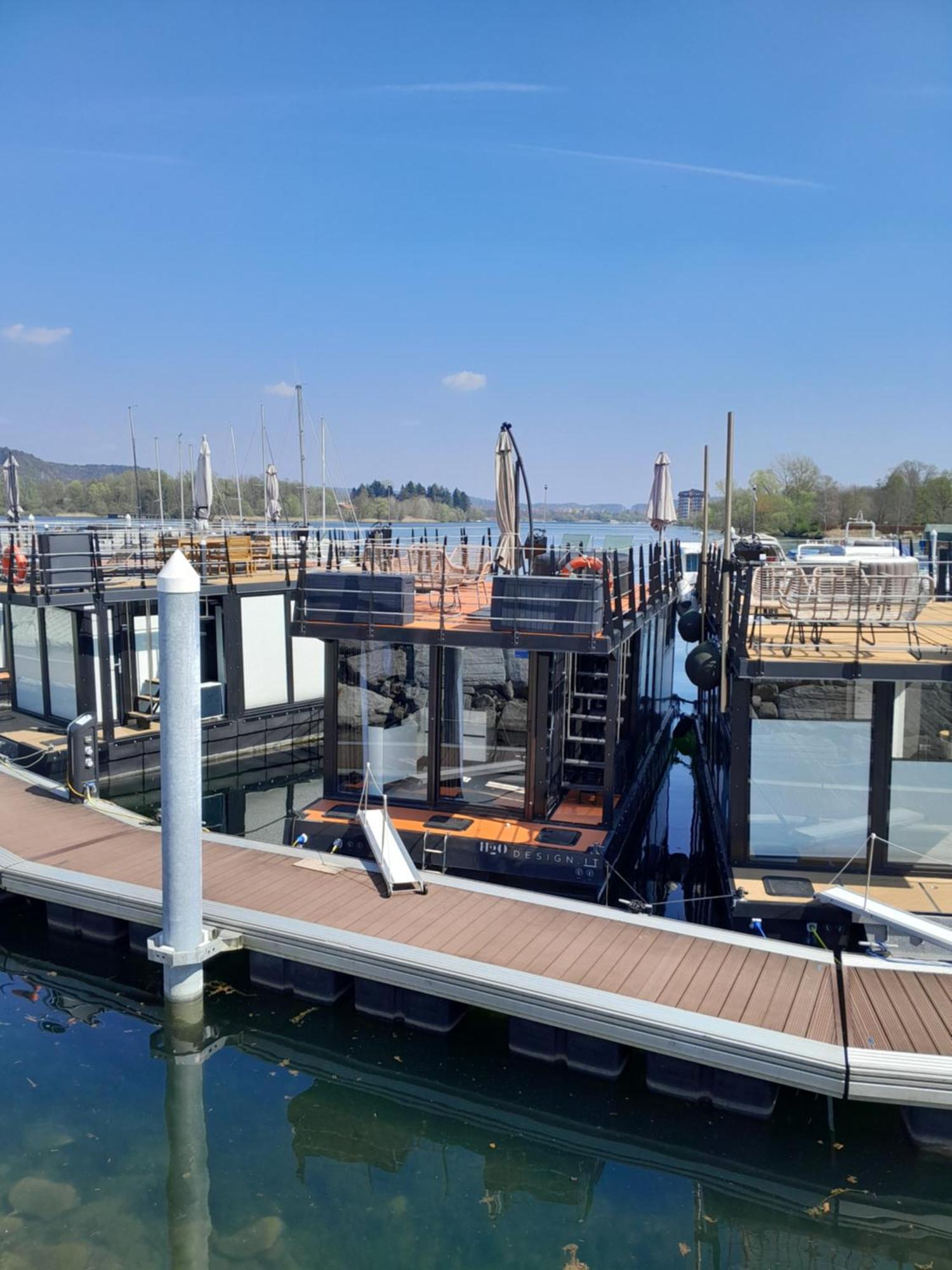 Floating Experience Black Pearl, Lago Maggiore Dormelletto Exterior photo