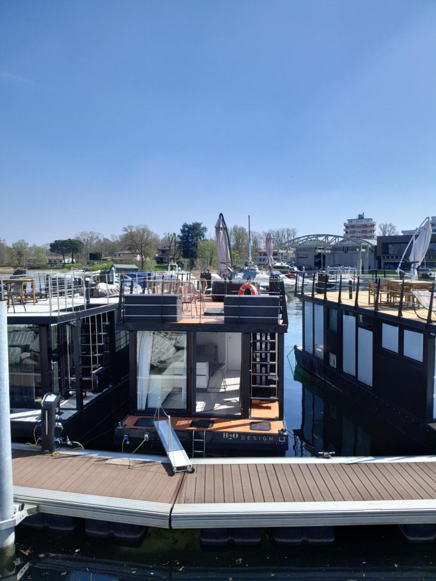 Floating Experience Black Pearl, Lago Maggiore Dormelletto Exterior photo