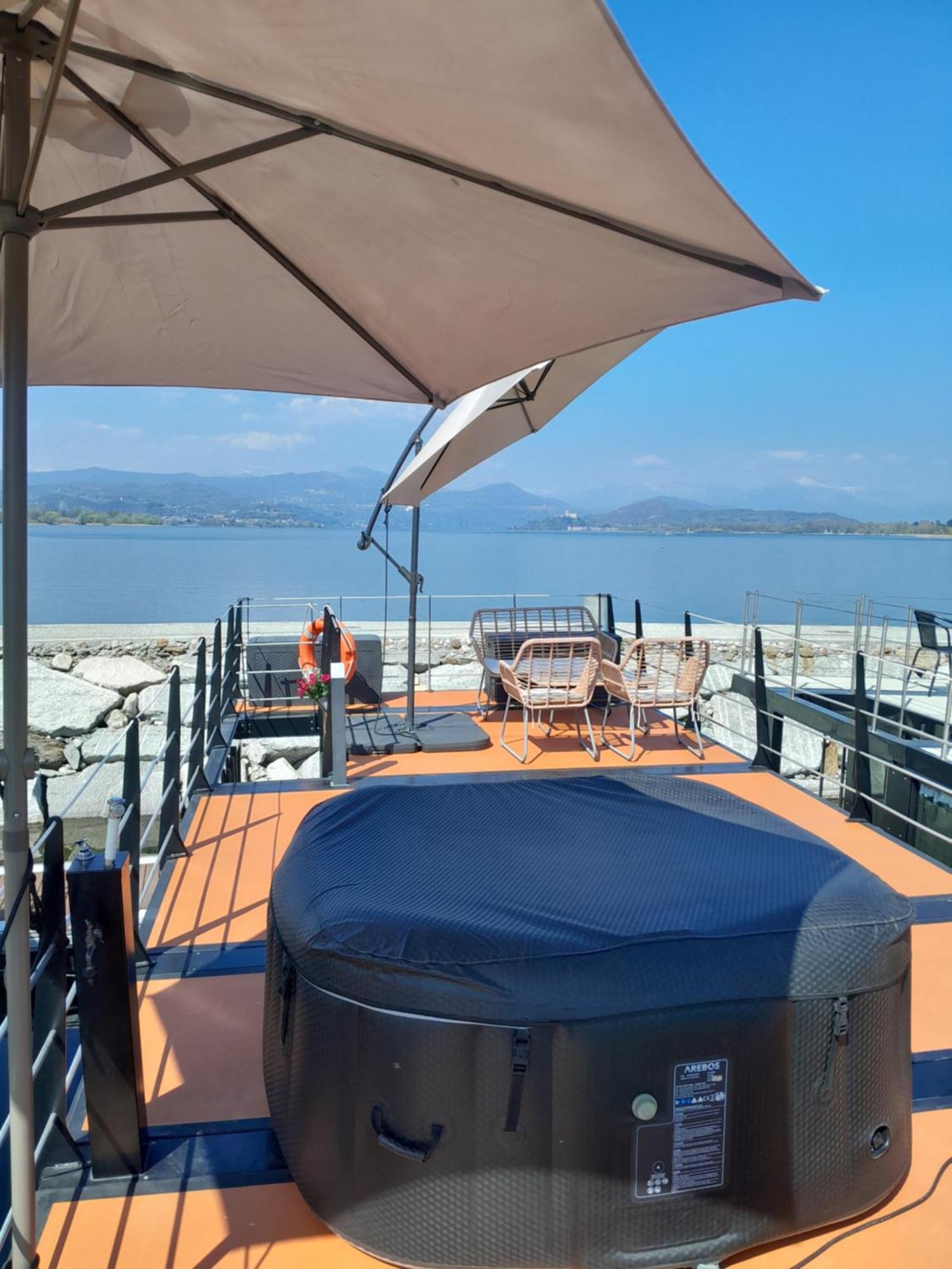 Floating Experience Black Pearl, Lago Maggiore Dormelletto Exterior photo
